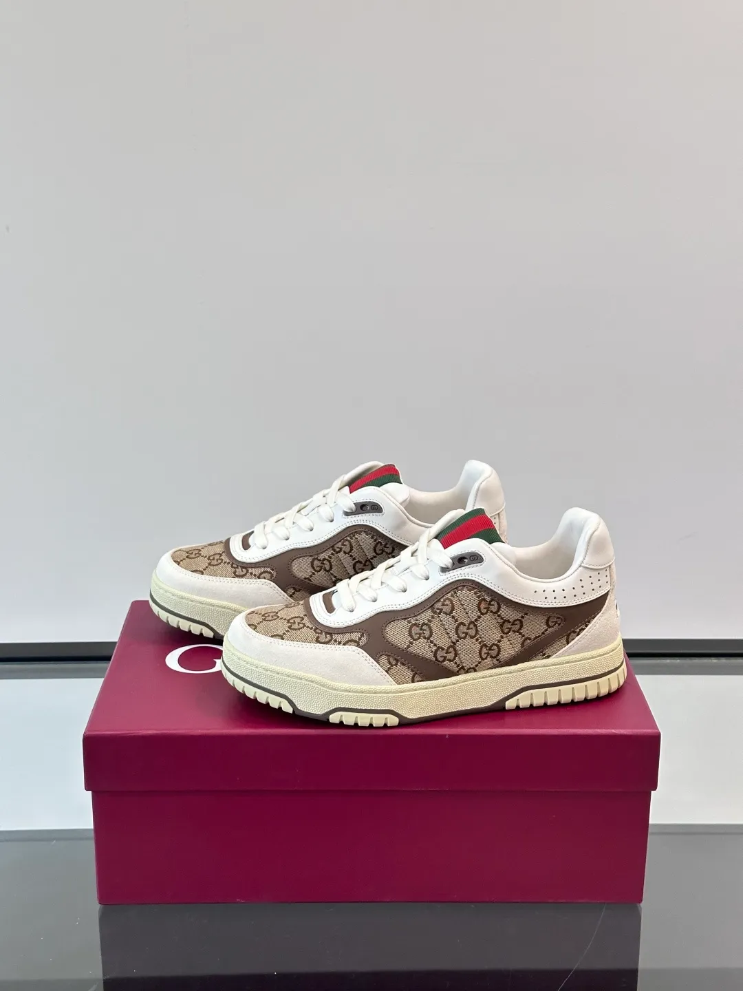 Men's Men's Shoes 💰480 [New Style] 🦨🦨Gucci 𝐆𝐮𝐜𝐜𝐢 𝐑𝐞-𝐖𝐞𝐛 As a sneaker created by Sabato De Sarno for Gucci, the Re-Web series reinterprets the brand's classic stripes, with bold and unique details to set off a modern silhouette design. These shoes are crafted from white leather. This new sneaker is ingeniously decorated with many of the brand's classic details, and is equipped with a bright red and green webbing tongue, which will make people fall in love at first sight. White leather has been specially treated to be soft and shiny, with an embossed grained texture. Script Gucci logo and Interlocking G web label with Interlocking G and script Gucci logo. Rubber outsole with Interlocking G detail eyelets. Web tongue. Size: Female 35-40 (Female 41, 42 customized). Male 38-44 (45, 46 customized)